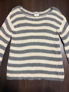 グレーとホワイトのストライプニットセーター