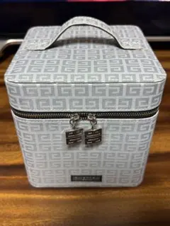 Givenchy ジバンシィ　グレー バニティ　ロゴポーチ