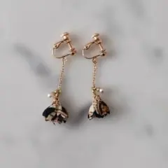 布花のロング・イヤリング　ゴールドチェーン　パールチャーム