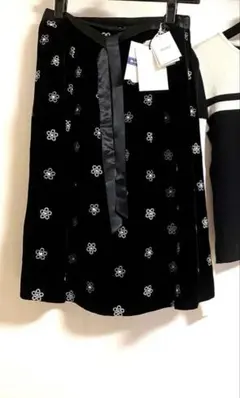 未使用タグ付 エムズグレイシースカート ベロア 膝丈 花 刺繍 リボン 黒