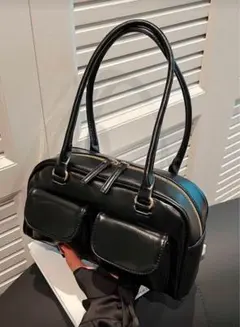 黒のポケット付きショルダーバッグ
