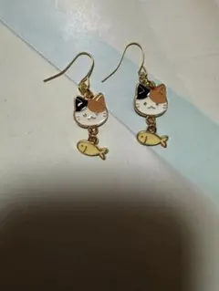 にゃんこピアス】ハンドメイド ビーズ 秋ピアス イヤリング 三毛猫 白