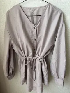 薄い紫色のVネック長袖シャツ