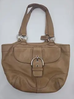 コーチ ベージュ レザー ハンドバッグ フラップ付き