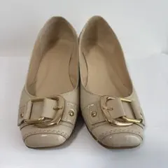 バークレー　バックル付きベージュパンプス