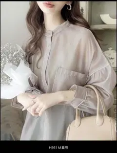 大人のフェミニン。シアーバンドカラー オーバーサイズ S グレイッシュベージュ