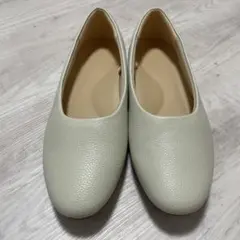 アイボリー フラットシューズ 合成皮革