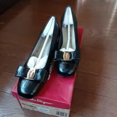 フェラガモ パンプス VARA ブラック ゴールドメタル 23㎝