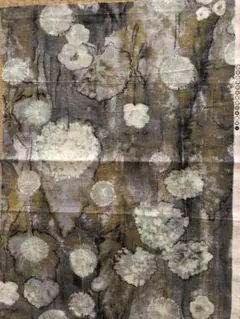 インポート　ストッフ花柄 グレー 基調のシックな　　コットン　麻混紡はぎれ 生地