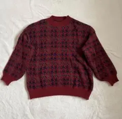 赤のニットセーター