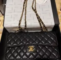 ブラックのキルティングレザーショルダーバッグ