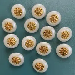 【13個】白地に金のデザイン★足付き★飾りボタン★約13mm★メルカリ便送料込