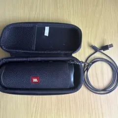 JBL FLIP5 ワイヤレススピーカー 本体、充電ケーブル、ケースのサムネイル