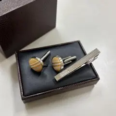 イエローのカフスボタンとネクタイピンのセット