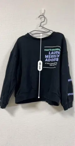 黒いプリント入りトレーナー 140cm