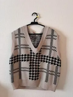 ベージュ黒チェック柄ニットベスト