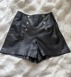 ブラック レザー風 ボタン付きショートパンツ