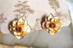 【新品】オレンジお花ピアス　キャッチなしタイプ　ビジュー　アンティーク