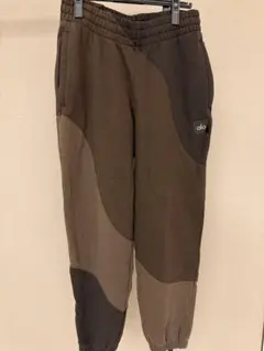 alo YOGA スウェイブーツカット スウェットパンツ - メルカリ
