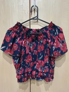CECIL McBEE 花柄オフショルダートップス ネイビー/レッド
