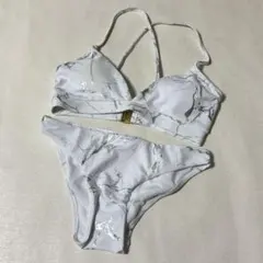 【新品・未使用品】ホワイト シルバー柄 ビキニ 水着のサムネイル