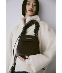 un/neu ギャザーハンドルフェイクレザーレザーフラップバッグ