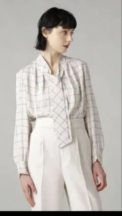 ホワイト系 チェック柄 リボン付き長袖シャツ
