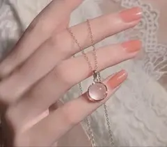 透明ペンダントネックレス