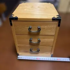 小さな木製3段引き出しタンス
