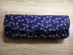印傳屋 印伝メガネケース 紺地／白漆 とんぼ
