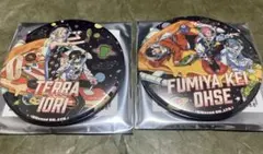 カリスマカフェ 蓄光缶バッジ 本橋依央利＆テラ / 伊藤ふみや＆猿川慧＆湊大瀬