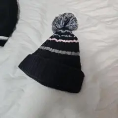 黒いボンボン付きニット帽