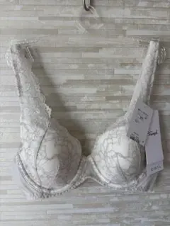 B75」トリンプ 恋するブラ612 ブラジャー ホワイト