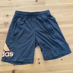 【キッズ150】adidas 黒 ハーフパンツ オレンジロゴ