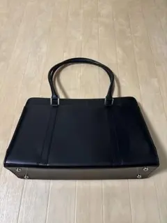 黒の合成皮革ビジネスバッグ