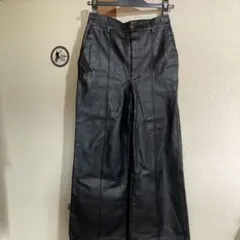 皮風　黒パンツ　リボン付き