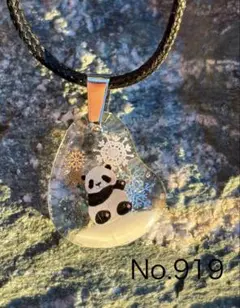 レジンネックレスNo.919 パンダの水たまり　ぱんだ　熊　白黒　雪　冬景色