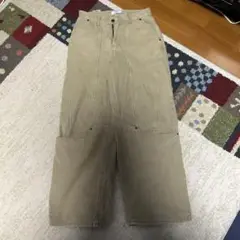 ベージュパンツ