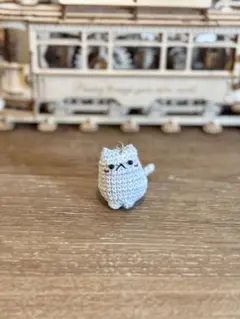 ハンドメイド あみぐるみ 小さな猫のキーホルダー　淡いブルー系ミックス　おすわり
