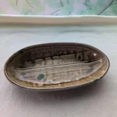 陶器の楕円形皿 ベージュと緑のグラデーション　織部焼き風