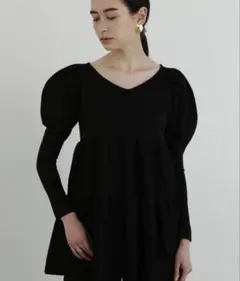 美品　ジルスチュアート　ボリュームスリーブチュニックニット　黒のサムネイル