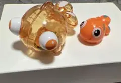 オレンジ色の魚のフィギュア