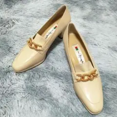 【美品】銀座かねまつ　ベージュ チェーン装飾 ローファーパンプスのサムネイル