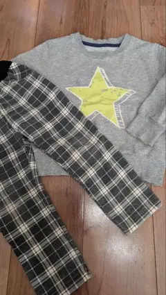 100cm　グレーの星プリントトレーナー　チェックパンツセット