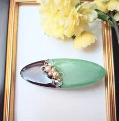 オーバル型ヘアクリップ 緑と黒、茶のグラデーション