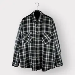 グレーと緑のチェック柄ネルシャツ