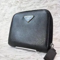 美品✨プラダ 三角ロゴ 二つ折り財布 サフィアーノレザー 黒 ラウンドファスナー