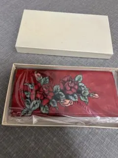 新品未使用☆DaTuRa 赤い花柄 長財布 箱付き バラ 財布 - メルカリ