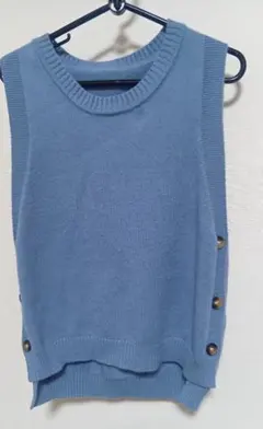 中古 ブルー ノースリーブ ニットベスト　脇ボタン　M～Ｌサイズ位　匿名