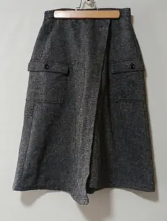 グレーのツイード風タイトスカート